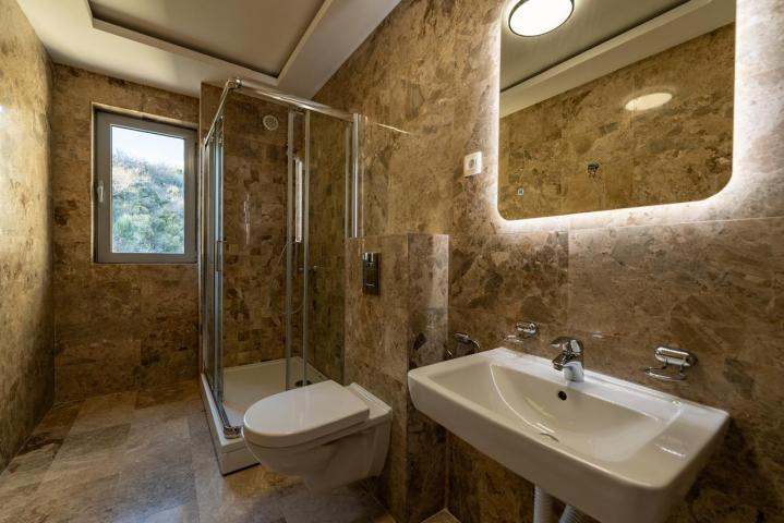 Three-bedroom penthouse with parking and panoramic sea views