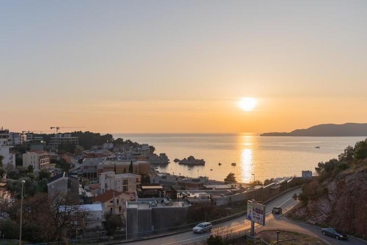 Three-bedroom penthouse with parking and panoramic sea views