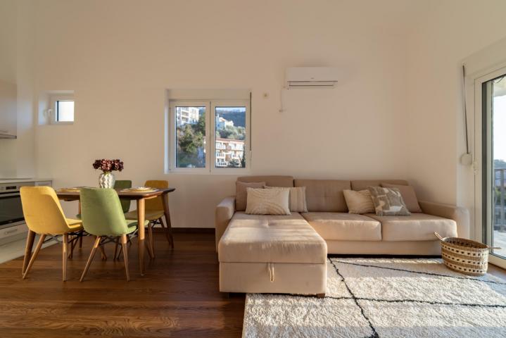 Bright and cozy 2-bedroom apartment with sea view in Przno, Budva Riviera. 