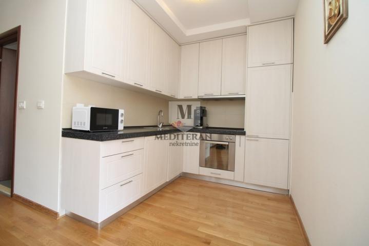 Herceg Novi – Igalo, dvosoban stan površine 60m2 na samoj obali mora. 