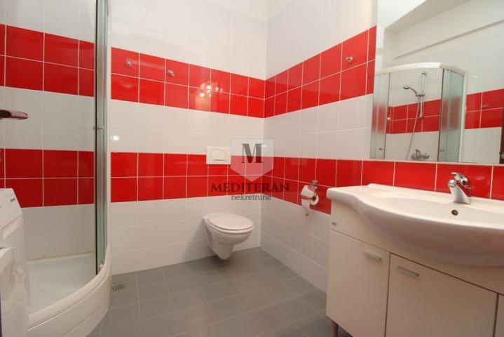 Herceg Novi – Igalo, dvosoban stan površine 60m2 na samoj obali mora. 