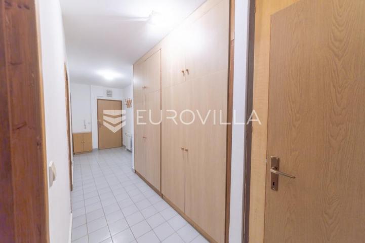 Vukovar, Borovo Naselje, dvosoban stan s loggiom 56,38 m² i spremištem
