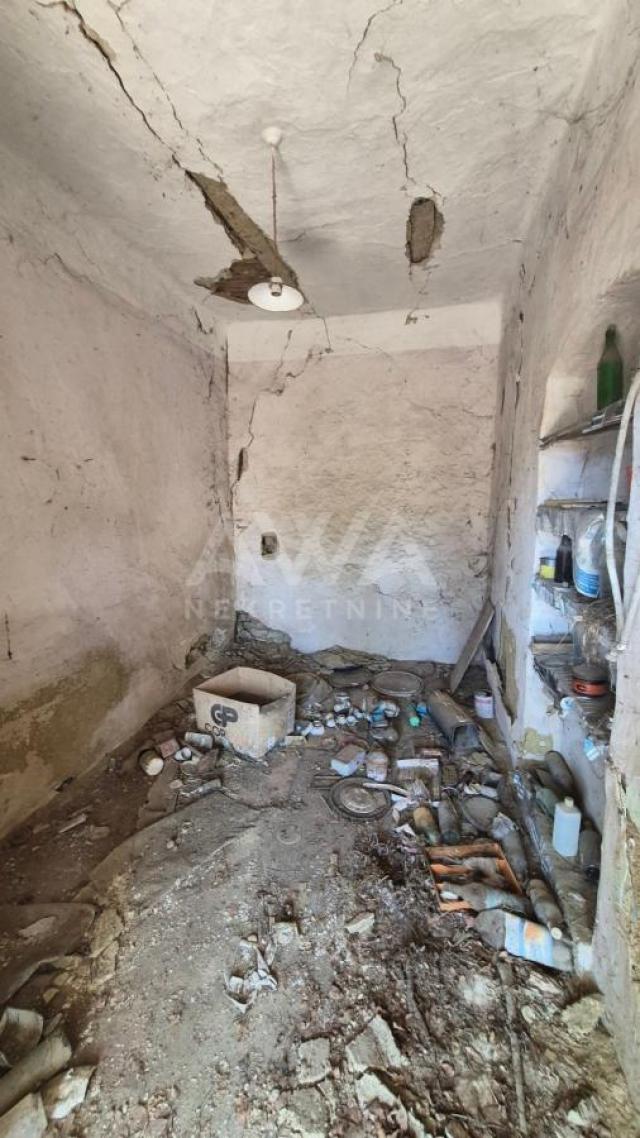 Riđica, Kuća za adaptaciju ili rušenje