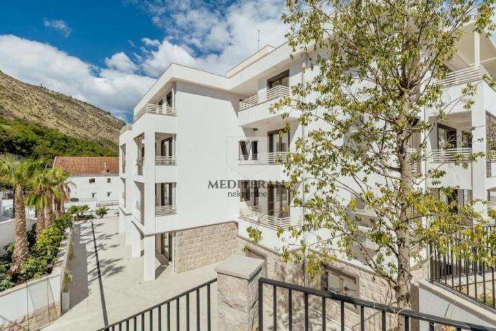 Herceg Novi – Igalo, jednosoban stan površine 59m² u kompleksu sa bazenom. 