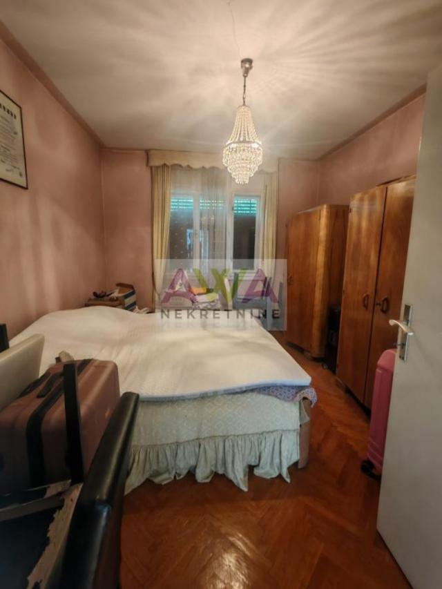 Sombor – Širi centar – Spratna kuća 206m2 sa garažom, zasebna parcela