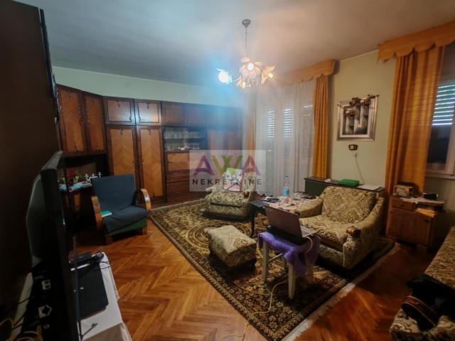 Sombor – Širi centar – Spratna kuća 206m2 sa garažom, zasebna parcela