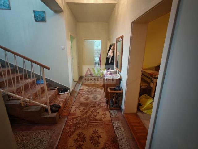 Sombor – Širi centar – Spratna kuća 206m2 sa garažom, zasebna parcela