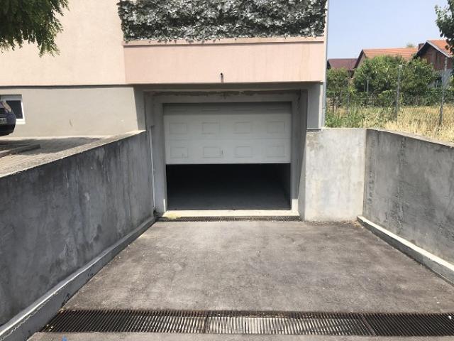 ZEMUN ZEMUN POLJE 180m2 , 750e