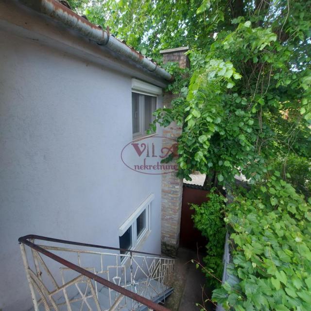 Novi Sad, Kamenjar, uknjižena lepa vikendica 50 m od Dunava