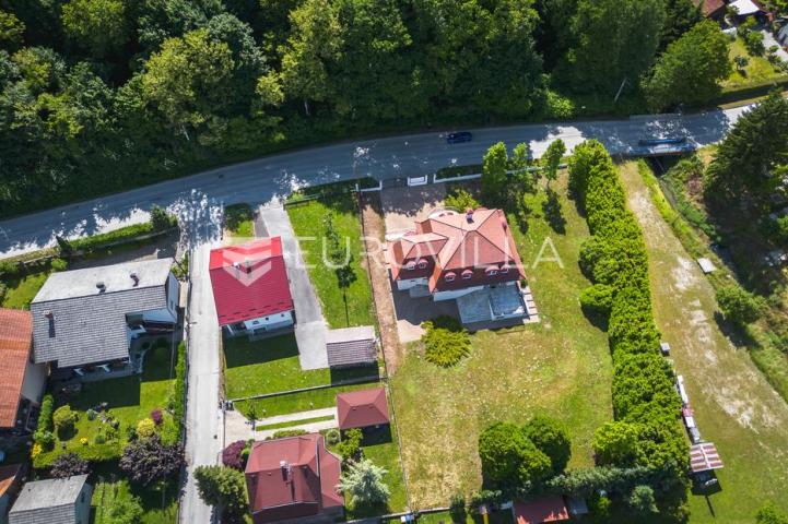 Samobor, Perivoj, obiteljska vila netto površine 323 m² na zemljištu 2.087 m²