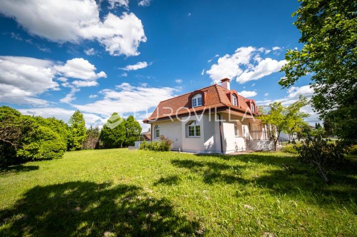 Samobor, Perivoj, obiteljska vila netto površine 323 m² na zemljištu 2.087 m²