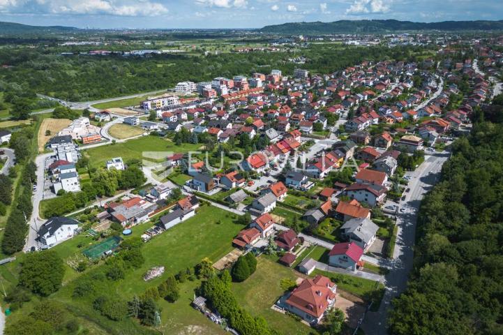 Samobor, Perivoj, obiteljska vila netto površine 323 m² na zemljištu 2.087 m²