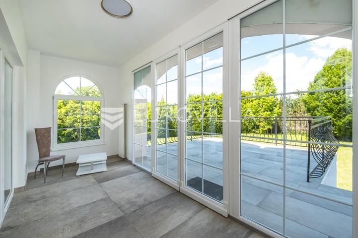 Samobor, Perivoj, obiteljska vila netto površine 323 m² na zemljištu 2.087 m²