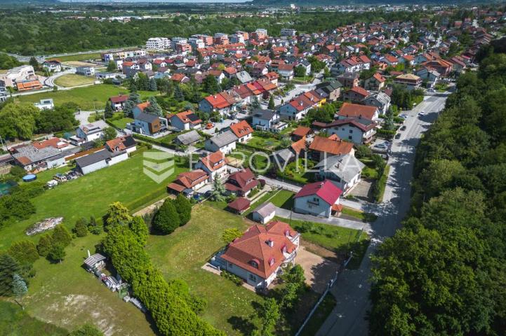 Samobor, Perivoj, obiteljska vila netto površine 323 m² na zemljištu 2.087 m²