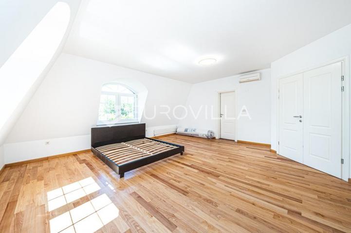 Samobor, Perivoj, obiteljska vila netto površine 323 m² na zemljištu 2.087 m²