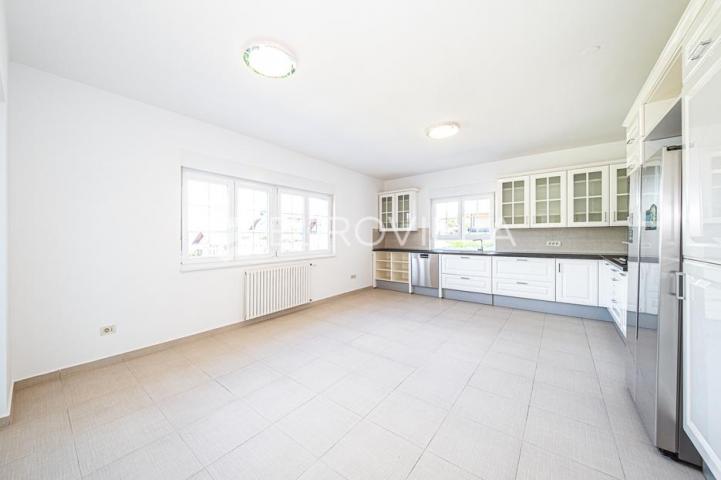 Samobor, Perivoj, obiteljska vila netto površine 323 m² na zemljištu 2.087 m²