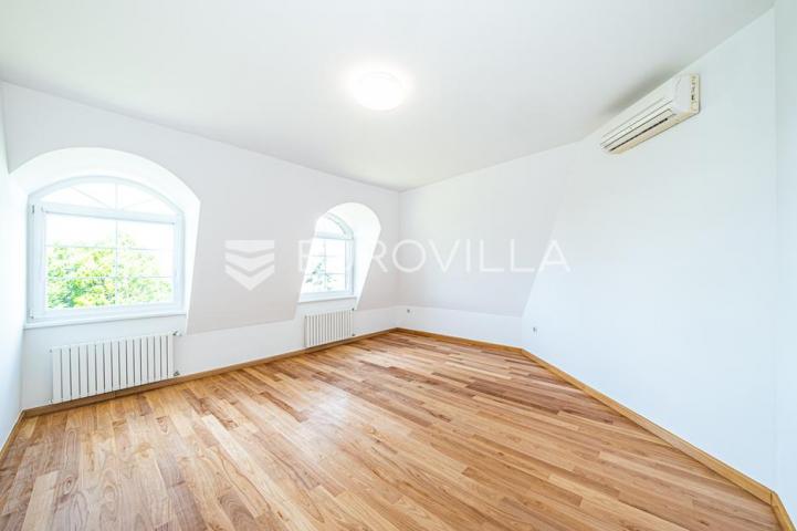 Samobor, Perivoj, obiteljska vila netto površine 323 m² na zemljištu 2.087 m²