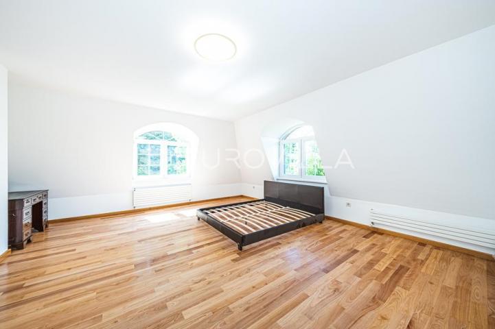 Samobor, Perivoj, obiteljska vila netto površine 323 m² na zemljištu 2.087 m²