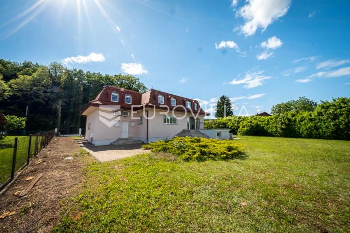 Samobor, Perivoj, obiteljska vila netto površine 323 m² na zemljištu 2.087 m²