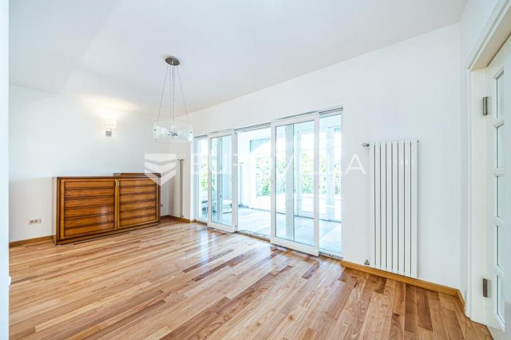 Samobor, Perivoj, obiteljska vila netto površine 323 m² na zemljištu 2.087 m²