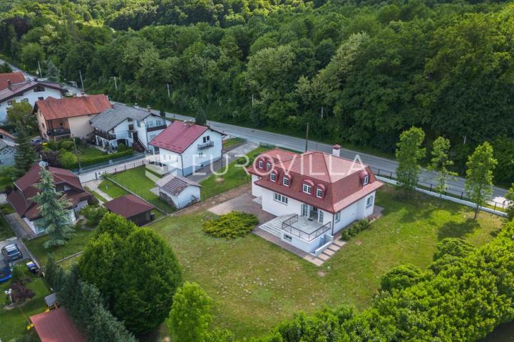 Samobor, Perivoj, obiteljska vila netto površine 323 m² na zemljištu 2.087 m²