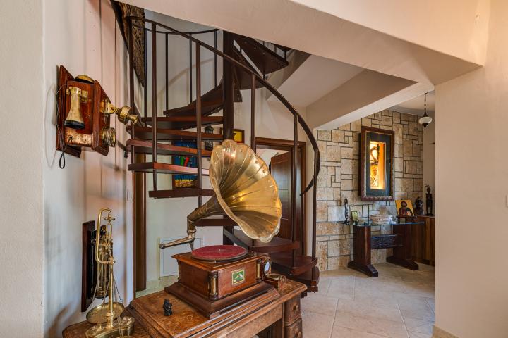 Exclusive Modern House with Authentic Character, Wine Cellar and Panoramic Views