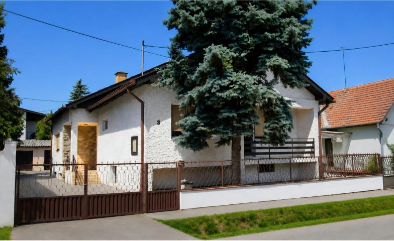 QUALITY FAMILY HOME WITH TWO GARAGES AND A SEPARATE GUEST HOUSE – SOMBOR