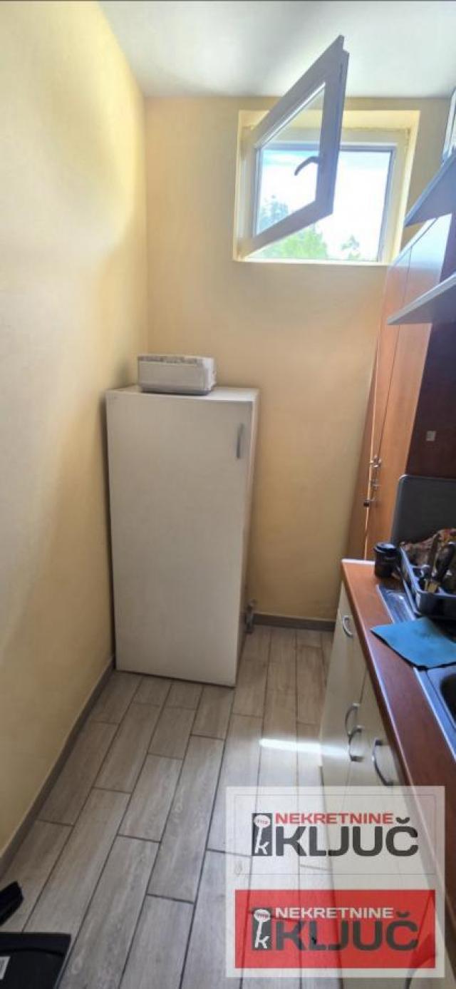 RUMENKA IZDAJE SE POSLOVNO-SKLADIŠNI KOMPLEKS-HALA