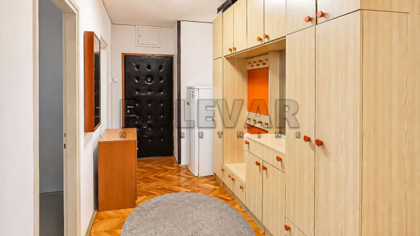 Centar, trosoban stan, 63 m2, II sprat
