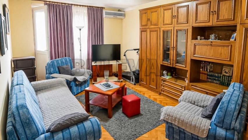 Centar, trosoban stan, 63 m2, II sprat