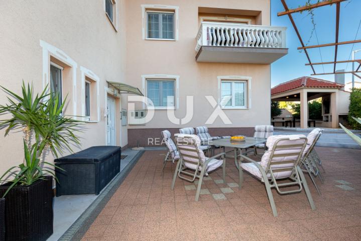 BIOGRAD, SVETI FILIP I JAKOV - SNIŽENO! Apartmanska kuća s bazenom i pogledom na more