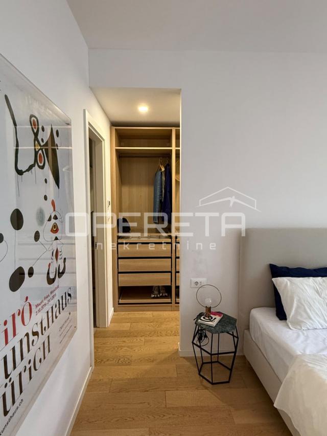 Split, Žnjan, morska vila, trosoban, 2 garažna mjesta, sprema