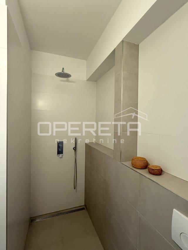 Split, Žnjan, morska vila, trosoban, 2 garažna mjesta, sprema
