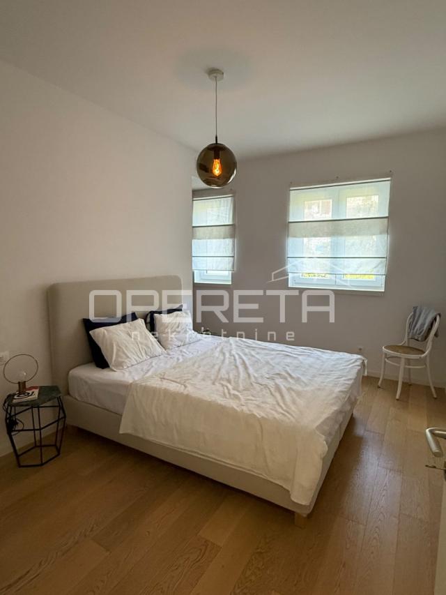 Split, Žnjan, morska vila, trosoban, 2 garažna mjesta, sprema