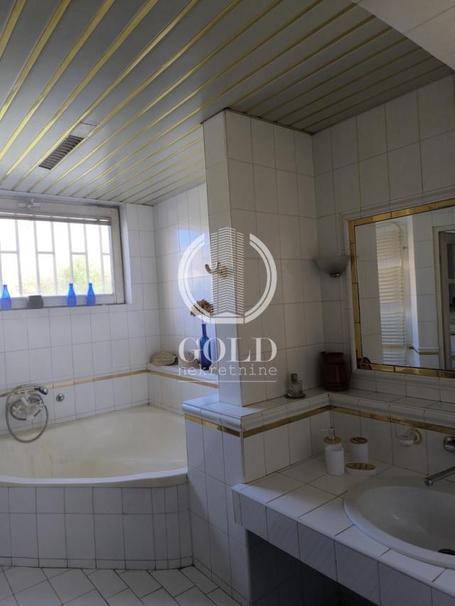 Izdaje se kuća u centru ključ u kancelariji ID#12432