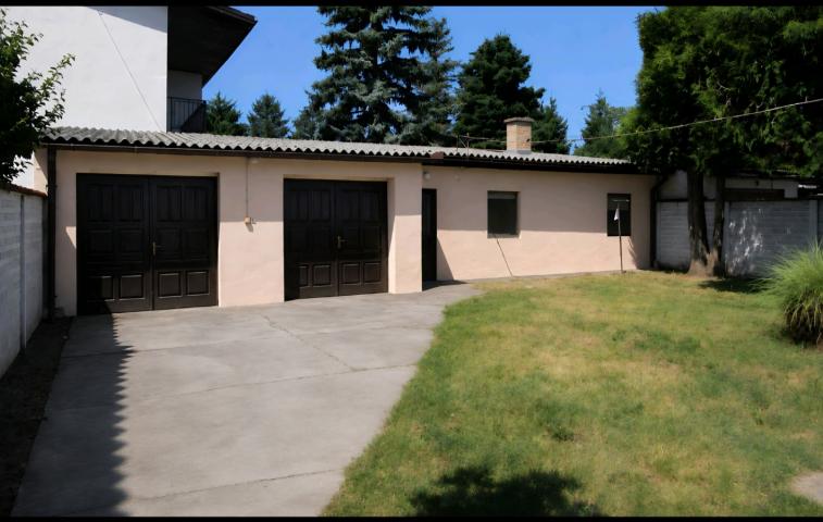 QUALITY FAMILY HOME WITH TWO GARAGES AND A SEPARATE GUEST HOUSE – SOMBOR