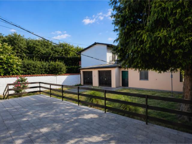 QUALITY FAMILY HOME WITH TWO GARAGES AND A SEPARATE GUEST HOUSE – SOMBOR