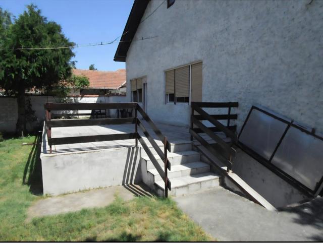 QUALITY FAMILY HOME WITH TWO GARAGES AND A SEPARATE GUEST HOUSE – SOMBOR