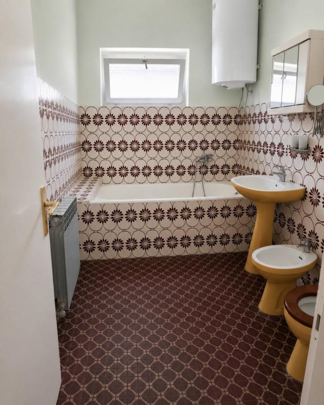 QUALITY FAMILY HOME WITH TWO GARAGES AND A SEPARATE GUEST HOUSE – SOMBOR