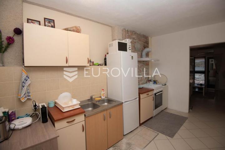 Tisno, ekskluzivna apartmanska kuća prvi red do mora s panoramskim pogledom i brodicom