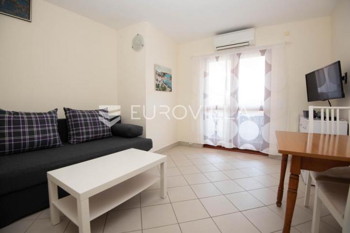 Tisno, ekskluzivna apartmanska kuća prvi red do mora s panoramskim pogledom i brodicom