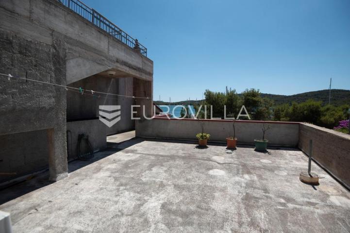 Tisno, ekskluzivna apartmanska kuća prvi red do mora s panoramskim pogledom i brodicom
