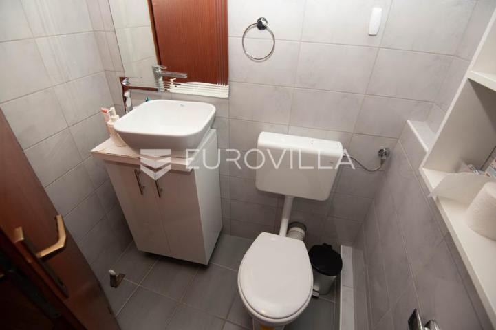 Tisno, ekskluzivna apartmanska kuća prvi red do mora s panoramskim pogledom i brodicom