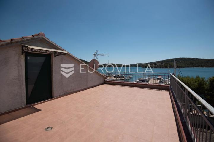 Tisno, ekskluzivna apartmanska kuća prvi red do mora s panoramskim pogledom i brodicom