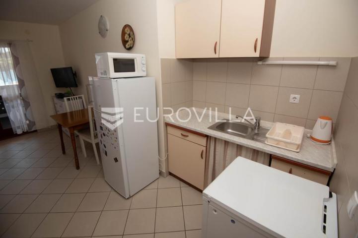 Tisno, ekskluzivna apartmanska kuća prvi red do mora s panoramskim pogledom i brodicom