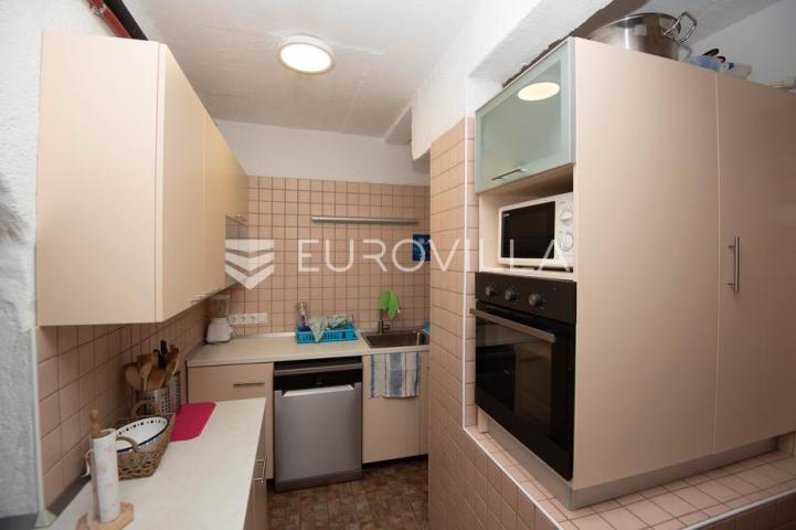 Tisno, ekskluzivna apartmanska kuća prvi red do mora s panoramskim pogledom i brodicom