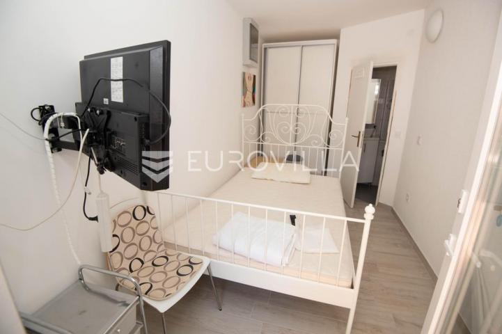 Tisno, ekskluzivna apartmanska kuća prvi red do mora s panoramskim pogledom i brodicom
