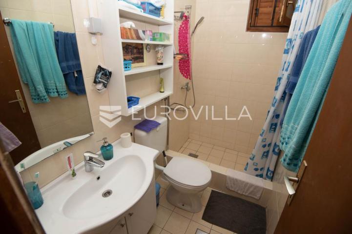 Tisno, ekskluzivna apartmanska kuća prvi red do mora s panoramskim pogledom i brodicom