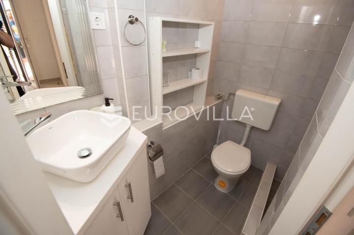 Tisno, ekskluzivna apartmanska kuća prvi red do mora s panoramskim pogledom i brodicom