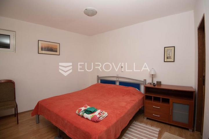 Tisno, ekskluzivna apartmanska kuća prvi red do mora s panoramskim pogledom i brodicom
